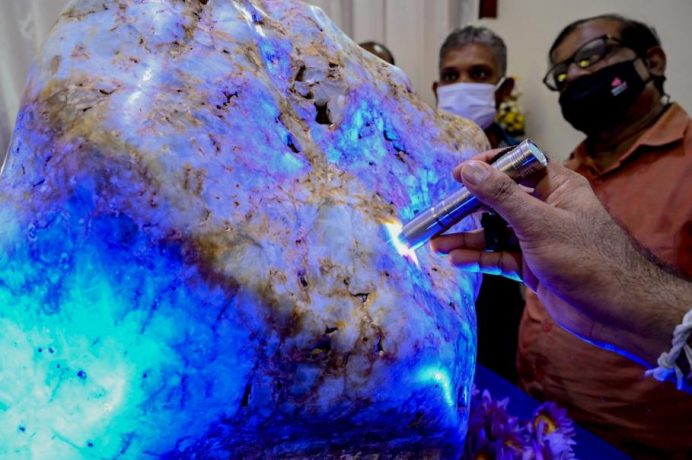 Sri Lanka anunță că a descoperit cel mai mare safir albastru din lume, cu o greutate de 310 kilograme