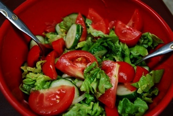 Salata de roșii românească este felul de mâncare european de vară cu cele mai puține calorii