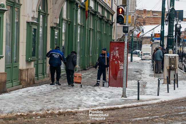 SaluT a mobilizat 150 de angajați pentru deszăpezirea Timişoarei. S-au folosit 240 de tone de material antiderapant, a transmis primăria 1 SaluT a mobilizat 150 de angajați pentru deszăpezirea Timişoarei. S-au folosit 240 de tone de material antiderapant, a transmis primăria