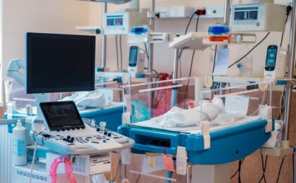 Investiție de 1,5 milioane de euro pentru dotarea cu aparatură modernă a 16 unități medicale unde sunt îngrijiţi nou-născuții cu probleme