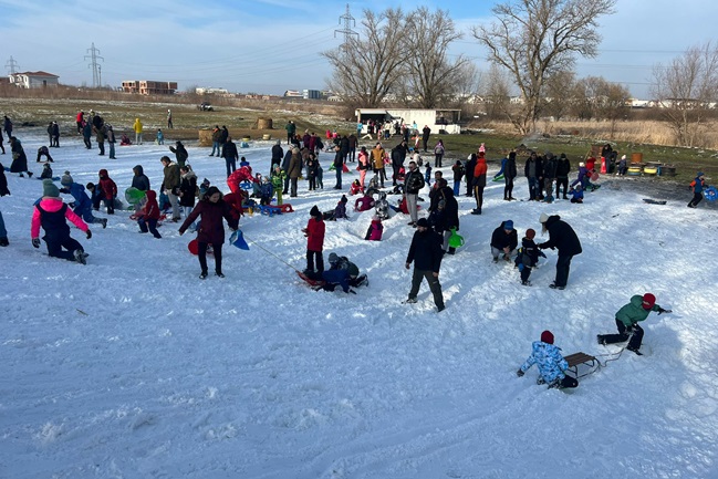Zeci de copii și părinți au ieșit la săniuș, pe digul de la Dumbrăvița. Video