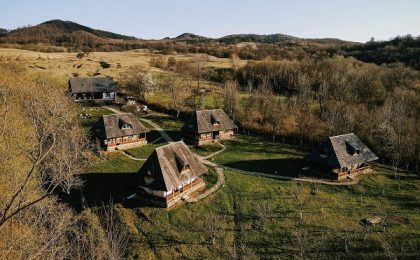 Satul "Albastru" din România a fost scos la vânzare