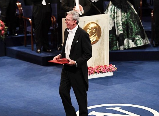 Laureatul Premiului Nobel pentru Chimie în 2016 conferențiază la UVT 1 Laureatul Premiului Nobel pentru Chimie în 2016 conferențiază la UVT