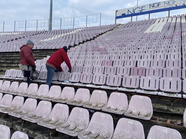 O sută de scaune din tribuna stadionului “Dan Păltinșanu” au ajuns la Boldur