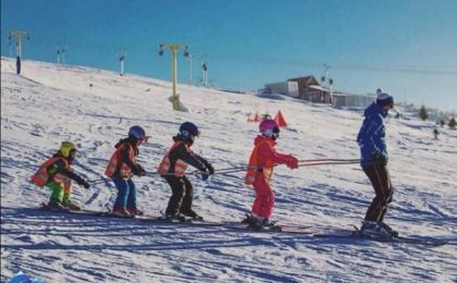 O fetiță de 12 ani din Giroc a leșinat în locul de săniuțe de lângă pârtiile de schi din Vârtop, cel mai probabil de oboseală