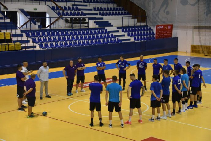 Echipa de handbal masculin SCM Politehnica Timișoara s-a reunit pentru noul sezon. Lotul a fost întinerit masiv