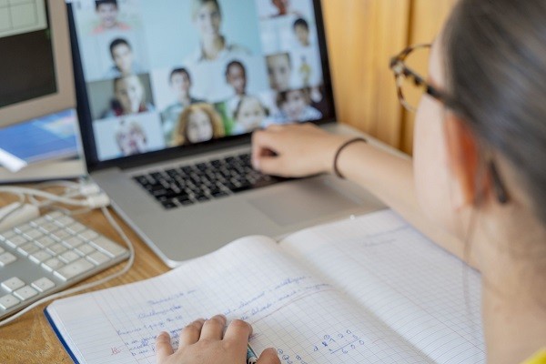 Zile libere pentru părinți dacă școala trece în online din cauza COVID: modelul cererii și al declarației pe propria răspundere
