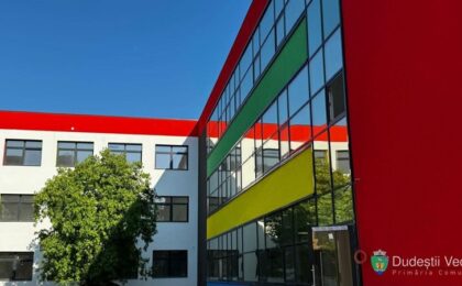 Într-o perioadă în care învățământul preuniversitar din întreaga țară se află în certă suferință, se închid zeci de școli și se comasează, din varii motive, o mulțime de clase, comuna timișeană Dudeștii Vechi