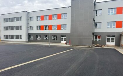 Avansează lucrările la noua școală din Giroc: în curte a fost turnat asfaltul, urmează tartanul și finalizarea sălii de sport multifuncționale
