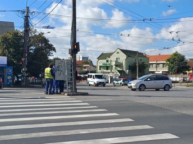 De trei zile se chinuie Dorel să repare semafoarele dintr-o importantă intersecție din Timișoara