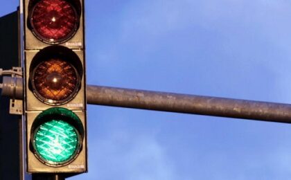 Apar semafoarele cu patru culori: roșu, galben, verde și alb