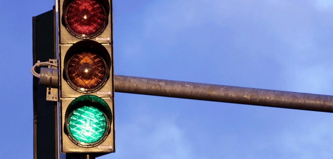 Apar semafoarele cu patru culori: roșu, galben, verde și alb