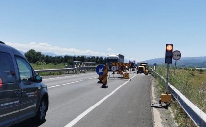 Se circulă dirijat, cu semafor, pe podul peste râul Timiș, la ieșirea din Șag spre Moravița