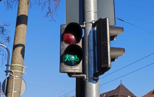 Femeie lovită pe trecerea de pietoni, pe culoarea verde a semaforului, în Timișoara