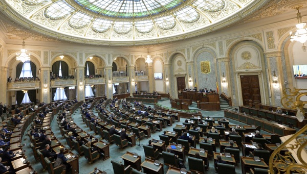 Senatul a votat majorarea salariilor demnitarilor. Boloș: „Un ministru din UE câștigă 15.000 de euro, în România 2.500”