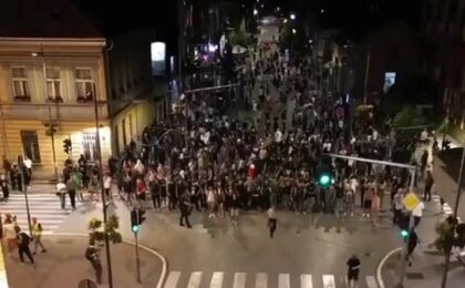 Protestele studenților se extind în Serbia: presiuni pentru alegeri anticipate