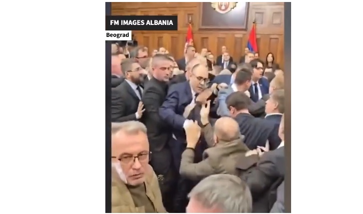 Bătaie între parlamentari în Serbia, după prăbușirea mortală a acoperișului unei gări