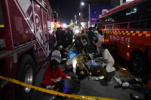Cel puțin 120 de morți și 100 de răniți într-o busculadă în Seul, în timpul festivităților de Halloween. Atenție, imagini video cu un puternic impact emoțional!