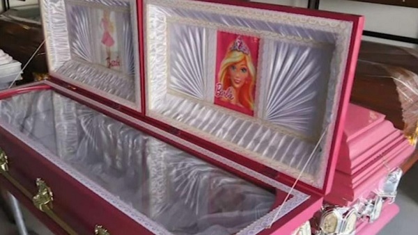 O firmă de pompe funebre vinde sicrie roz cu păpușa Barbie