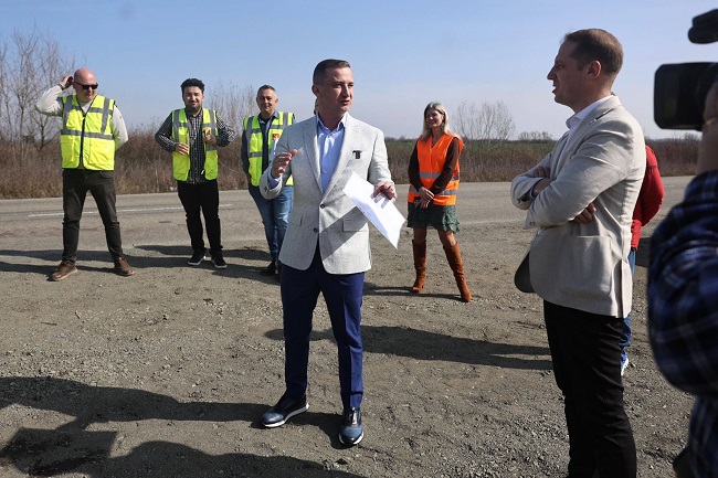 Două noi sensuri giratorii pe șoseaua care leagă Timișoara de Buziaș. Simonis: Vor asigura o mai bună fluență a circulației și vor contribui la reducerea numărului de accidente