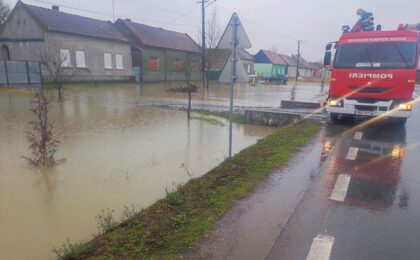 Inundații în mai multe localități din Timiș. Pompierii intervin de urgență