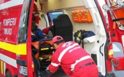 Impact violent între două maşini, în Timişoara. O victimă a fost dusă la spital
