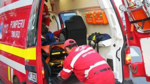 Impact violent între două maşini, în Timişoara. O victimă a fost dusă la spital