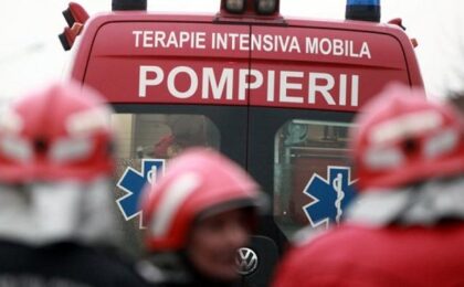 Accident între un SMURD și un tren, lângă Timișoara. Membrii echipajului și pacientul transportat au ajuns la spital
