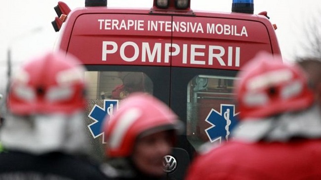 Accident între un SMURD și un tren, lângă Timișoara. Membrii echipajului și pacientul transportat au ajuns la spital