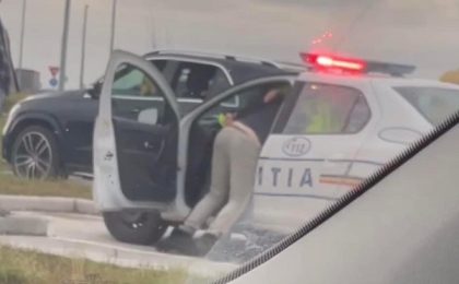 Un șofer agresiv a intrat peste un polițist în autospecială. Video