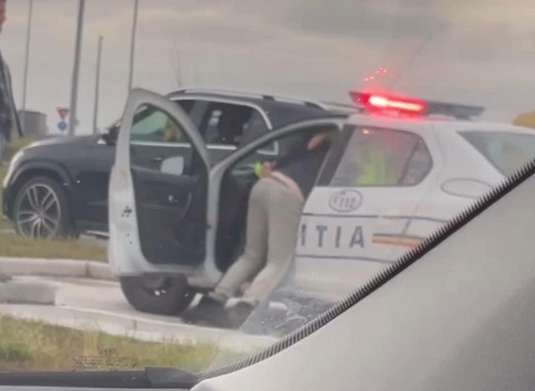Un șofer agresiv a intrat peste un polițist în autospecială. Video