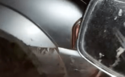 Șicanare în trafic dusă la extrem: imagini surprinse cînd un șofer băut lovește intenționat o mașină, în județul Timiș