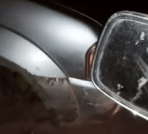 Șicanare în trafic dusă la extrem: imagini surprinse cînd un șofer băut lovește intenționat o mașină, în județul Timiș