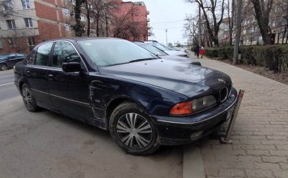 Și-a proptit BMW-ul de un pilon de pe trotuar. Pățește ceva?