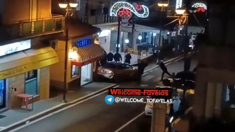 Șofer român, la un pas să fie linșat pe o stradă din Italia după ce a intrat cu mașina într-un grup de trecători
