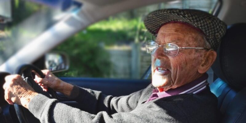 Şoferii cu vârste între 70 și 79 de ani vor reînnoi permisul la fiecare 5 ani, iar cei peste 80 de ani, la fiecare 2 ani - proiect