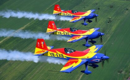 Spectacol pe cer la Aeroportul Caransebeș: Șoimii României, The Pelicans, F 16, Spartan, elicoptere IAR 330 și Black Hawk