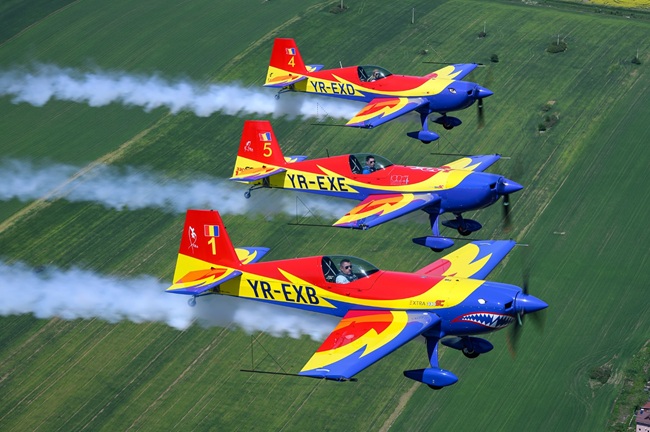 Spectacol pe cer la Aeroportul Caransebeș: Șoimii României, The Pelicans, F 16, Spartan, elicoptere IAR 330 și Black Hawk