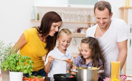 92% dintre adolescenți cred că femeile și bărbații trebuie să împartă egal responsabilitățile în familie