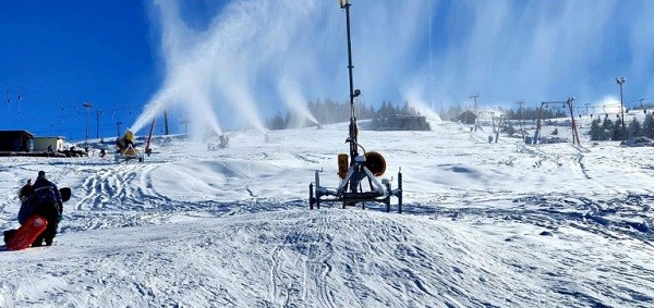 Tunurile de zăpadă artificială, pornite în Straja. Sezonul de schi începe pe 30 noiembrie
