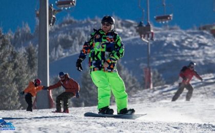 Preferată de timișoreni, Straja este una dintre puținele stațiuni din România unde se schiază. Sunt practicabili 6 km de pârtie