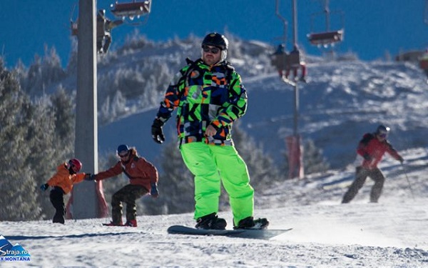 Preferată de timișoreni, Straja este una dintre puținele stațiuni din România unde se schiază. Sunt practicabili 6 km de pârtie
