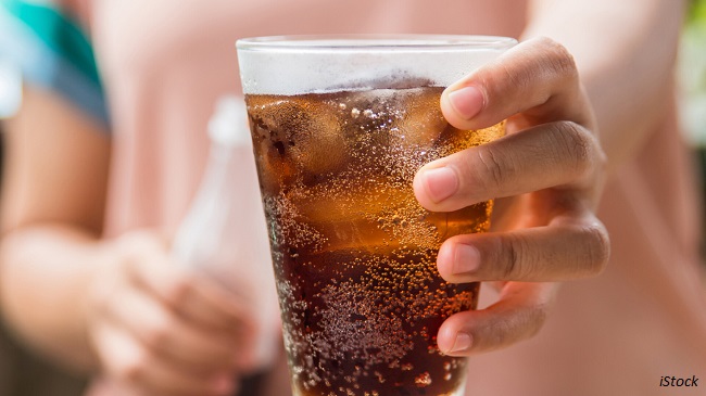 Gheață contaminată cu bacterii la un cunoscut fast-food. Toate aparatele companiei din țară, oprite