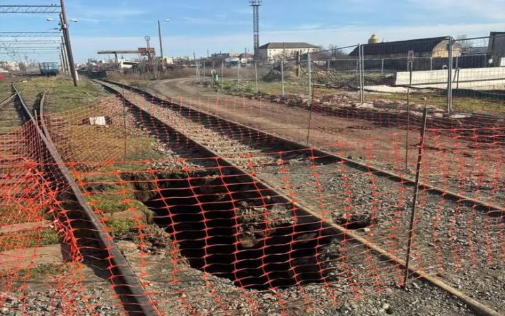 Circulația trenurilor la Timișoara, paralizată de o surpare de teren la mărețul Pasaj Solventul, o producție a administrației USR