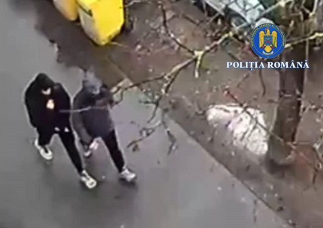Femeie agresată şi tâlhărită pe stradă, în Timişoara, de către doi tineri (video)