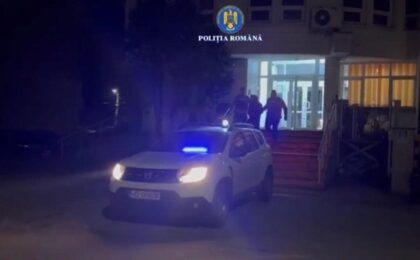 Minor reținut pentru tâlhărie, după ce ar fi smuls geanta unei femei. Sfaturile polițiștilor
