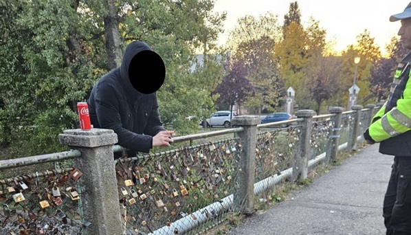 Tânăr student care a vrut să se arunce în Bega de pe podul cu lacăte, convins de polițiștii locali să renunțe la gest