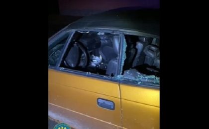 Video! Imagini cu tânărul care și-a lovit bunicul, apoi i-a distrus mașina și geamurile casei