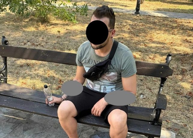 Un bărbat agitat și doi tineri care consumau substanțe interzise au fost depistați de polițiștii locali din Timișoara în acest weekend