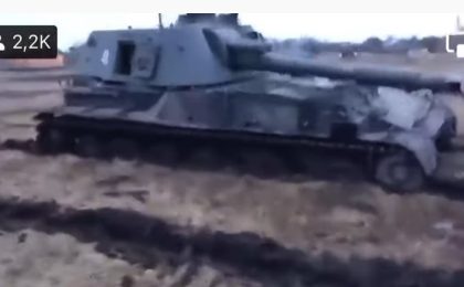 Soldații ruși s-au blocat cu un tanc și un obuzier în noroi și le-au abandonat (video)